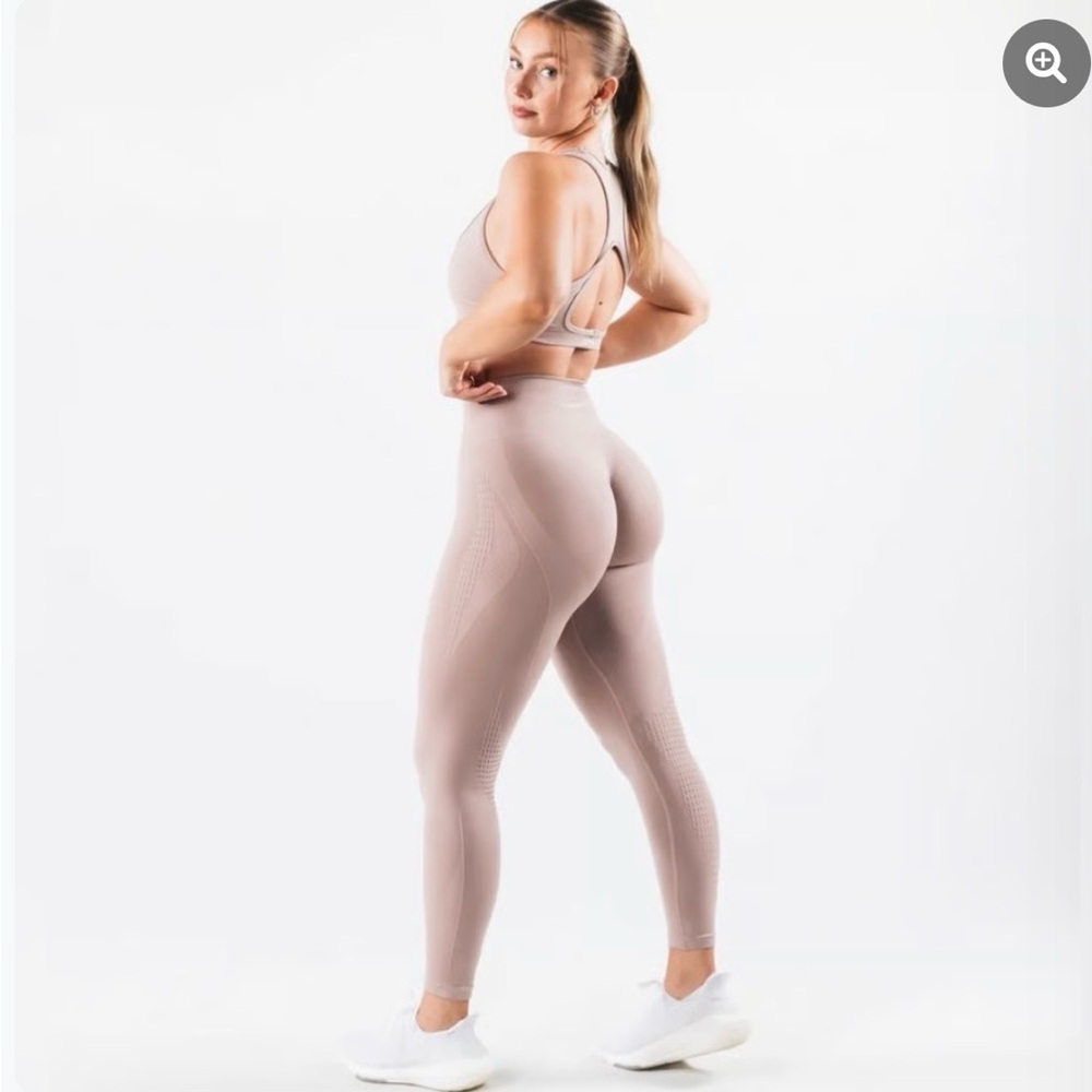 NWOT Alphalete Amplify Leggings V2 in Porcelain